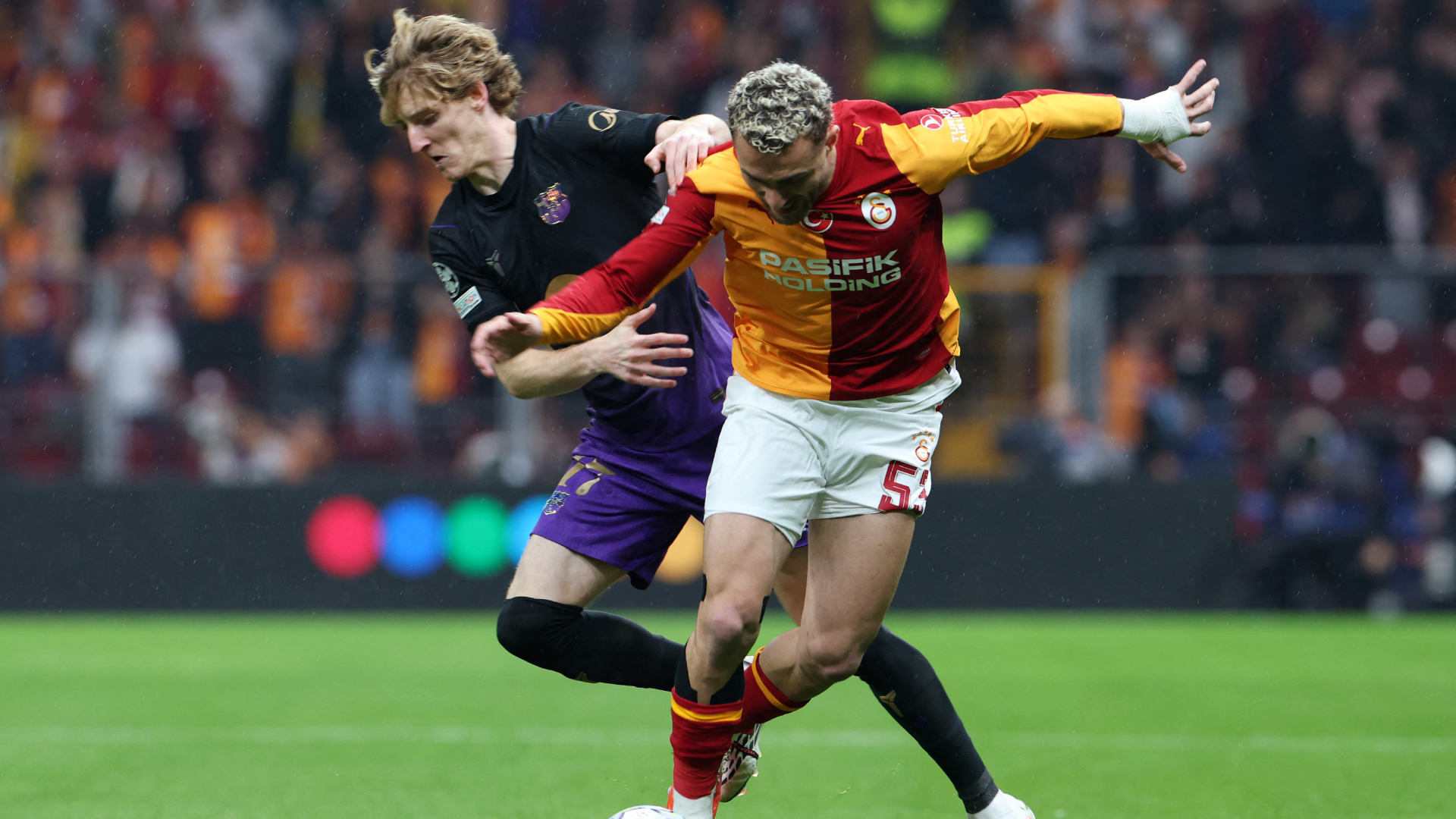Jugadores del Barcelona y el Galatasaray disputan el balón en un partido de la Champions League